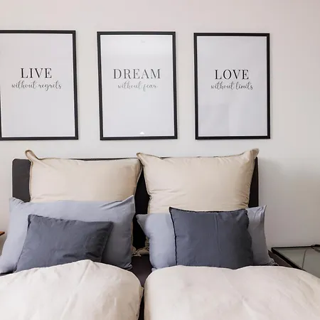 Zentrale Neu Renoviert Lejlighed *