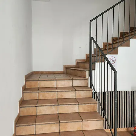 Zentrale Neu Renoviert Lejlighed *